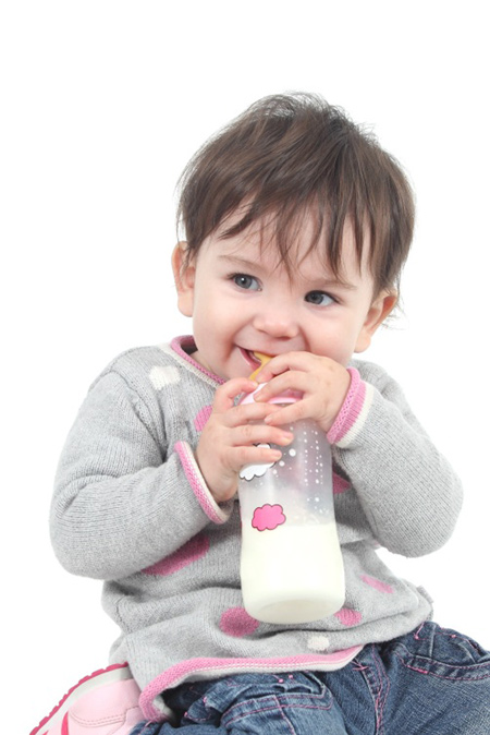 trẻ uống sữa công thức bao nhiêu là đủ