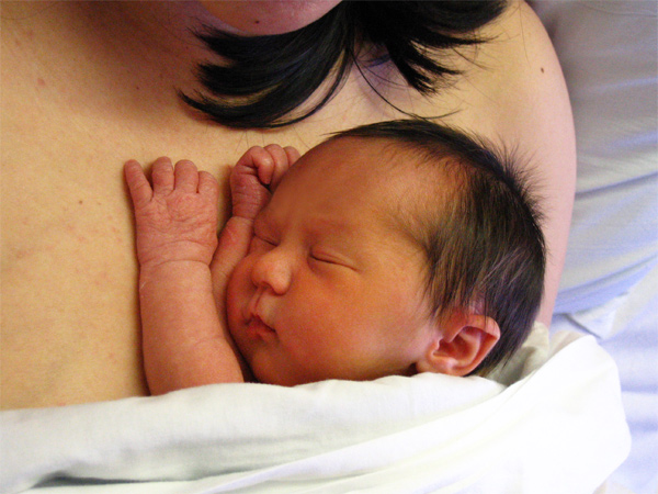 Hạ sốt cho bé sơ sinh bằng "da tiếp da" và 9 lợi ích khác đối với trẻ