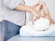 5 mẹo thay tã mọi ông bố cần biết