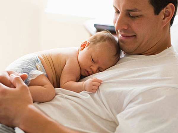 5 mẹo hay cho bố khi chăm sóc trẻ sơ sinh