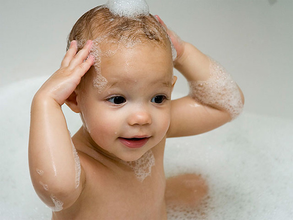 6 cách dạy bé tự tắm để con độc lập hơn