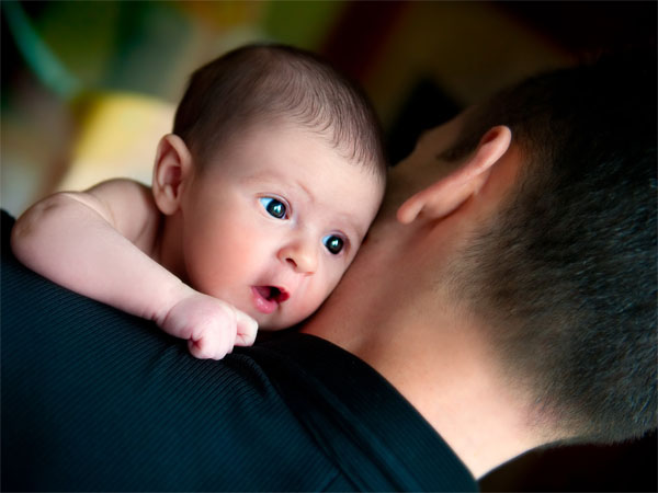 5 việc bố "không được quên" sau khi con chào đời