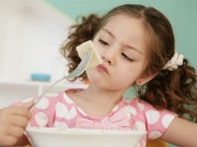 Nên và không nên khi chăm sóc bé biếng ăn