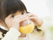Bé bị sốt nên được ăn gì, uống gì?