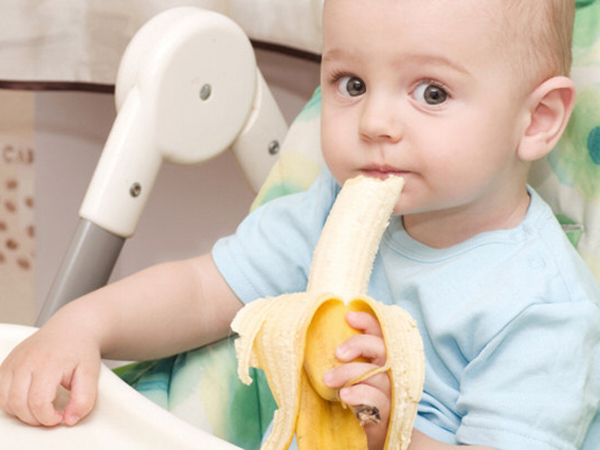 Cho bé ăn trái cây: Tưởng dễ mà khó!