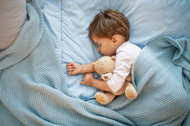 Trẻ 1-5 tuổi: Cách làm cho bé dễ ngủ để phát triển toàn diện