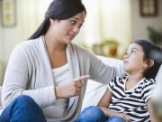 Nuôi dạy con, mẹ dễ mắc sai lầm nào?