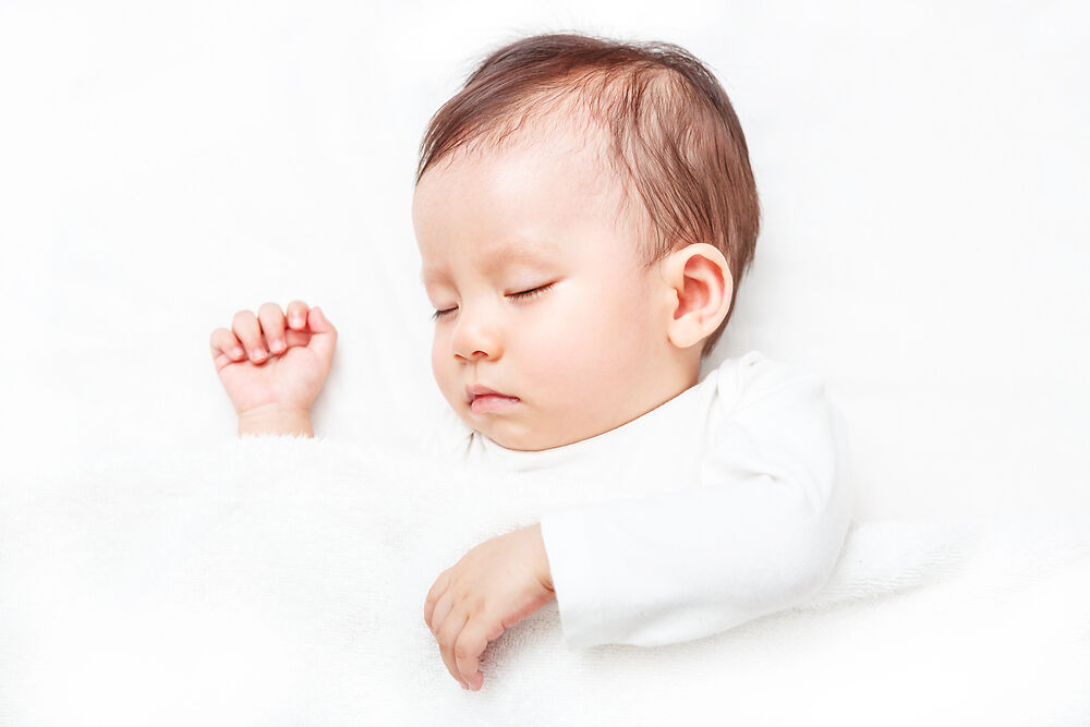 trẻ sơ sinh hay vặn mình gầm gừ khi ngủ