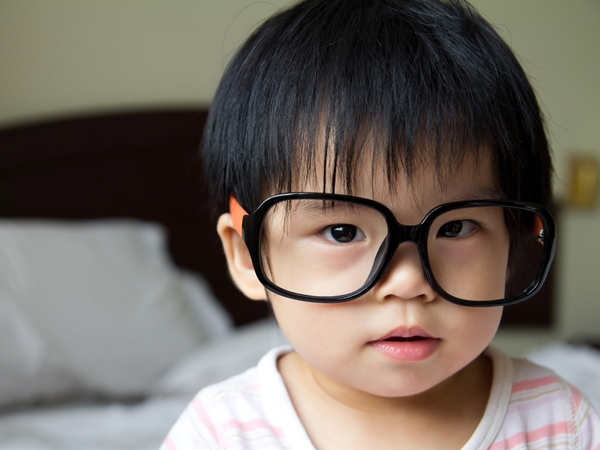 Các bệnh về mắt nếu điều trị sớm, khả năng thị lực của bé sẽ được cải thiện 