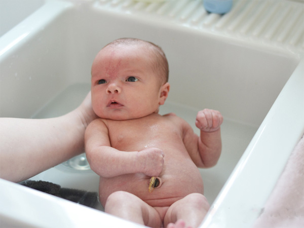 Cách tắm cho trẻ sơ sinh chưa rụng rốn