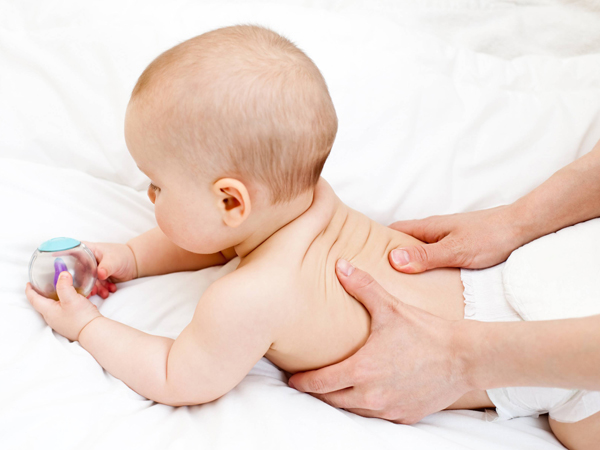9 cách bảo vệ sức khỏe cho em bé bằng tinh dầu tràm