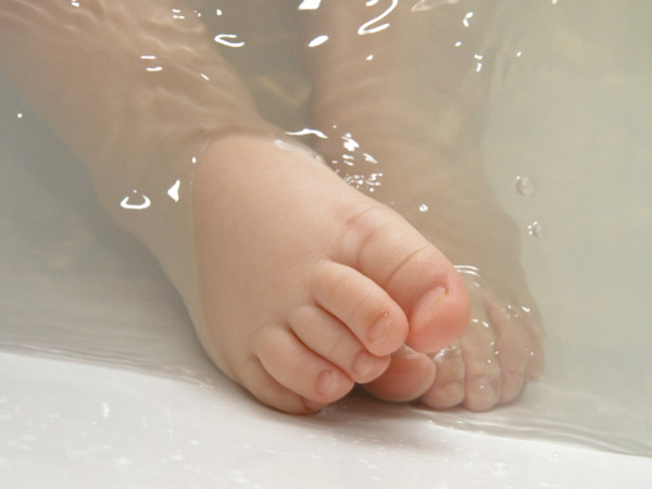 Cách tắm cho trẻ sơ sinh vào mùa đông