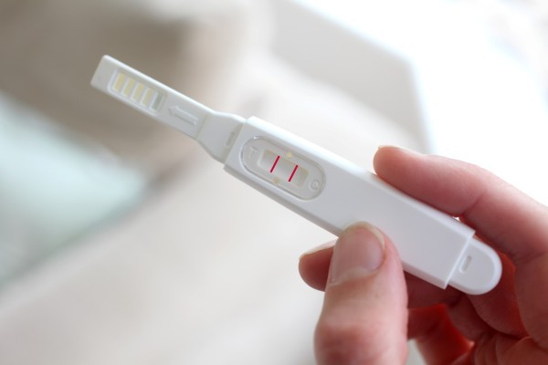 Bút thử thai có thể gây dương tính giả hoặc âm tính giả do nhiều yếu tố