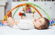 Trò chơi cho bé sơ sinh phát triển giác quan