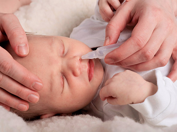 Trẻ sơ sinh bị sổ mũi: 4 mẹo hay mẹ cần biết