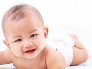 Sự phát triển của trẻ sơ sinh: Bé 2 tháng tuổi biết làm gì?