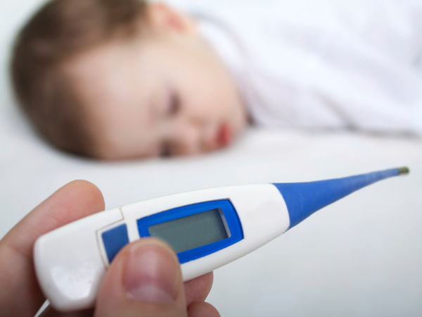 Chăm trẻ bị sốt: Mẹ có đang phạm sai lầm?