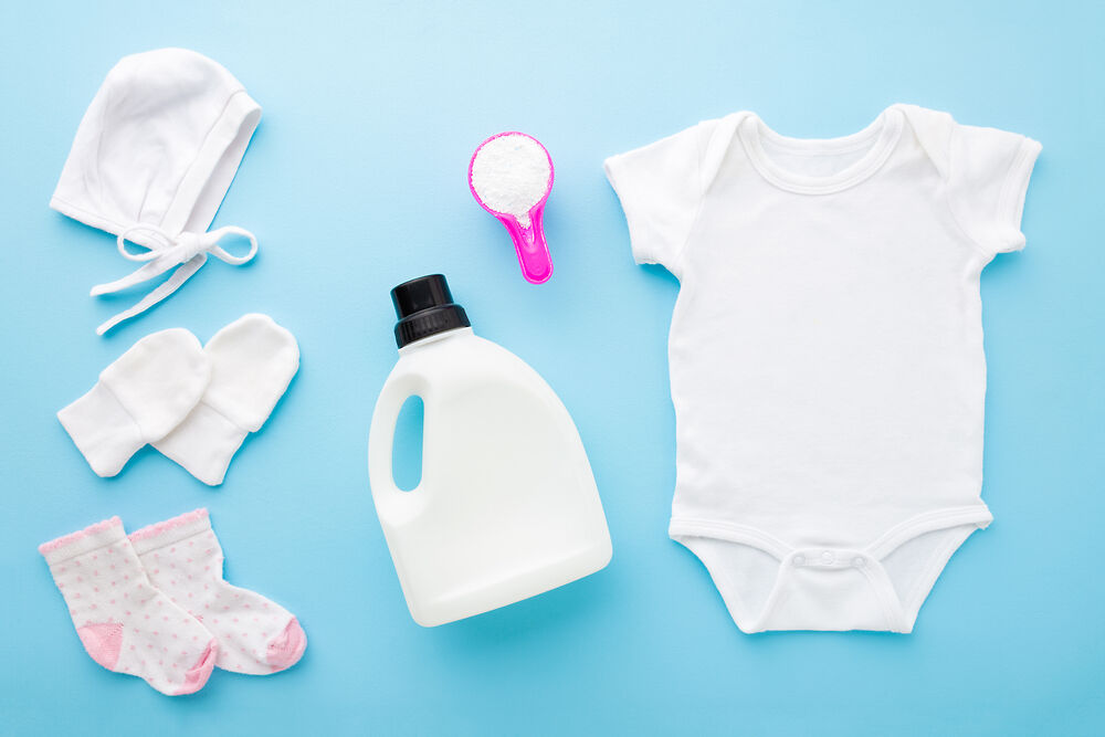 Chọn quần áo chất liệu từ tự nhiên giúp tránh da bé khô