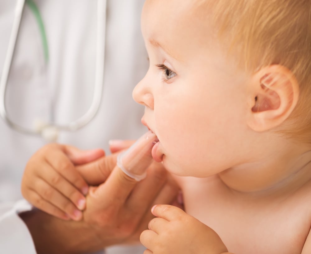 Rơ lưỡi cho trẻ là cách điều trị tình trạng lưỡi trẻ sơ sinh bị trắng