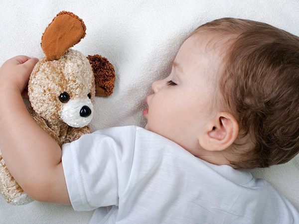 Vì sao trẻ sơ sinh ngủ không sâu giấc, hay quấy khóc khi ngủ?