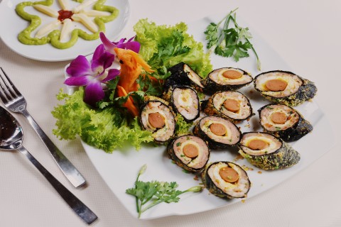 Chả rong biển là sự kết hợp hoàn hảo giữa cơm cuộn sushi và chả chiên