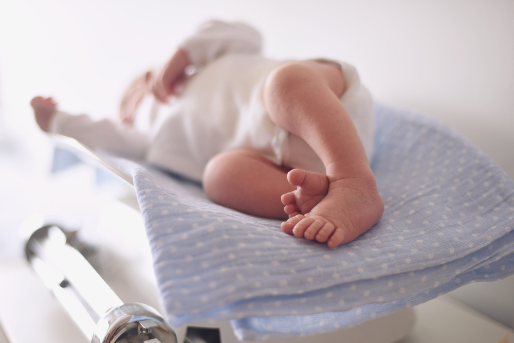 trẻ sơ sinh tháng đầu tăng bao nhiêu kg?