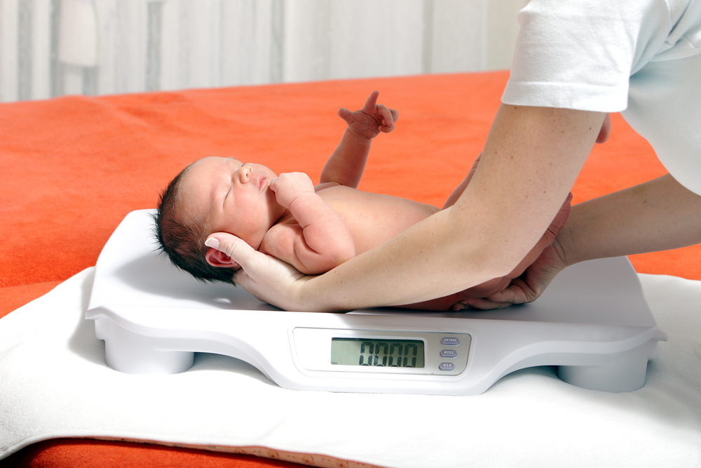 Trẻ sơ sinh tháng đầu tăng bao nhiêu kg là đủ chuẩn?