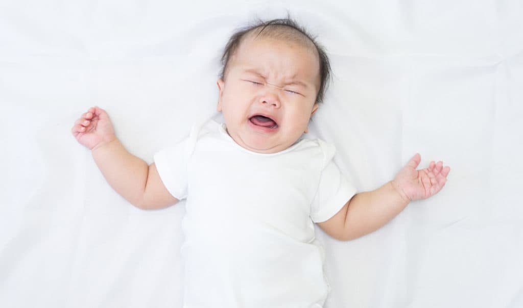 trẻ sơ sinh ngủ không sâu giấc