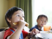 Chế độ dinh dưỡng cho trẻ 1-3 tuổi để con khỏe mạnh