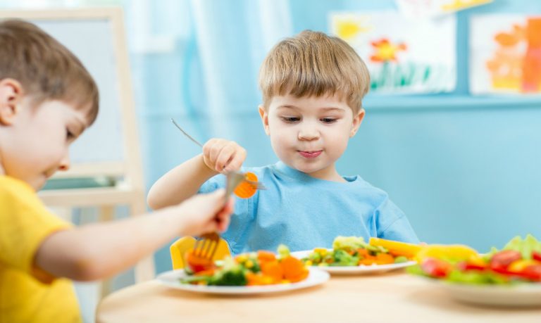 Chế độ dinh dưỡng cho trẻ 1-3 tuổi để con khỏe mạnh