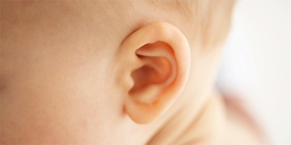 Cách lấy ráy tai cho bé