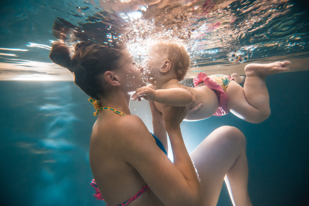 Tập bơi cho trẻ sơ sinh