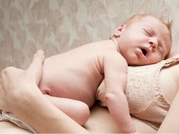 Lười bú khiến trẻ sơ sinh chậm tăng cân