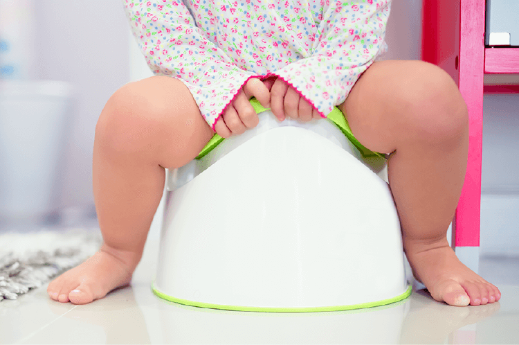 Trẻ đi ngoài ra máu: 7 nguyên nhân mẹ cần biết và cách xử lý