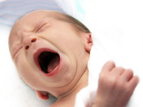 Không thể xem nhẹ khi trẻ sơ sinh bị khản tiếng