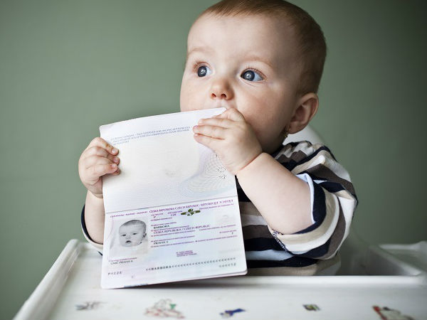 Trẻ em đi máy bay cần giấy tờ gì?