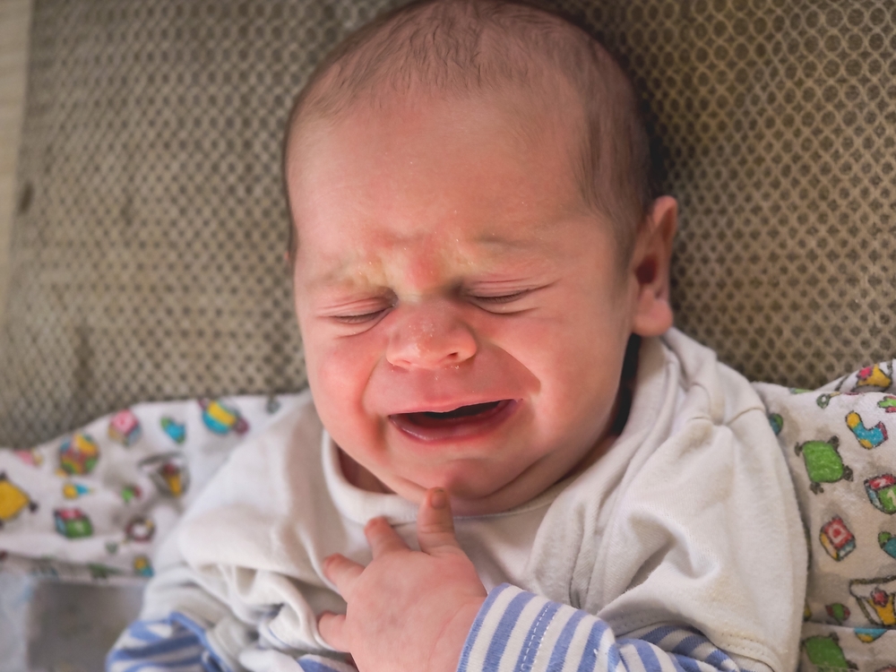 Ngứa ngáy do trẻ bị lác sữa dễ khiến trẻ khóc