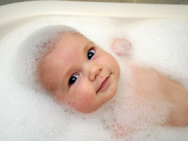 Chọn sữa tắm hay dùng mẹo tắm lá cho em bé mới sinh