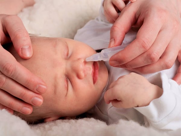 Cách nhỏ mũi cho trẻ sơ sinh và trẻ nhỏ
