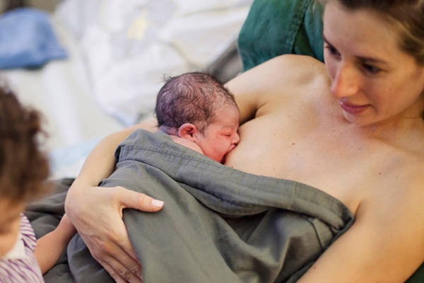 Cho con bú trực tiếp sớm sau sinh là cách kích sữa mẹ tuyệt với