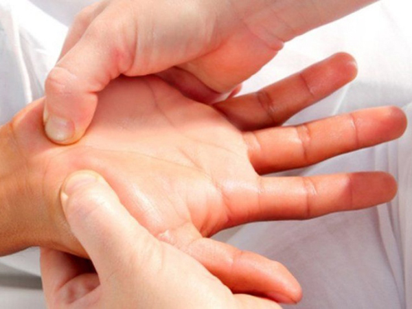 Tê tay khi mang thai: Nguyên nhân và cách điều trị