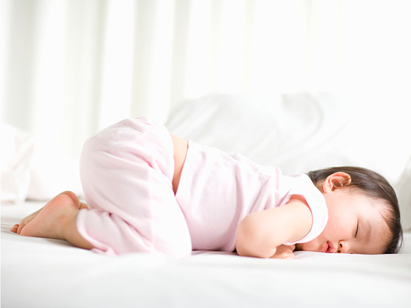 Trẻ 2 tuổi ngủ hay giật mình: Cẩn thận thiếu canxi