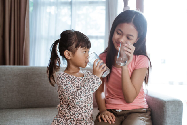 Trẻ em uống nhiều nước có tốt cho sức khỏe không?
