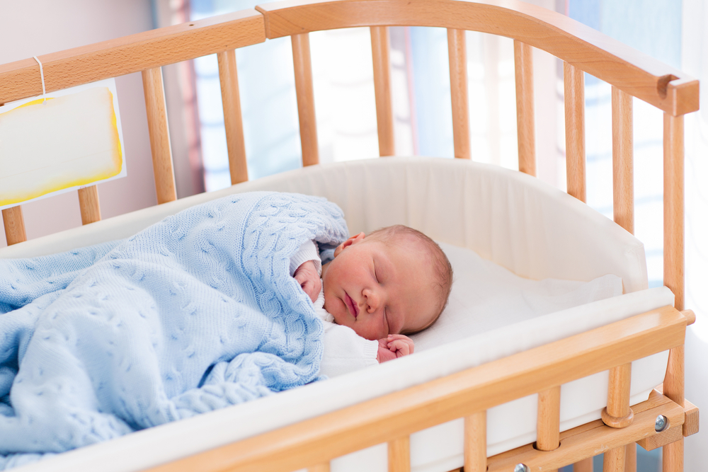Trẻ sơ sinh nằm nghiêng khi ngủ có nên hay không?