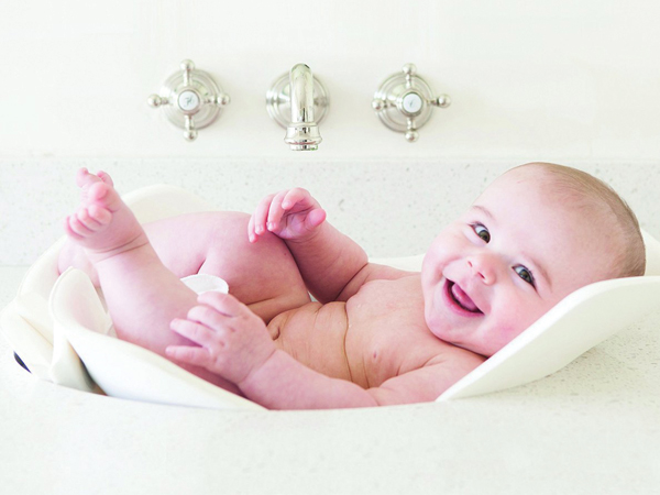 Chọn chậu tắm cho bé sơ sinh: Chuyện không đơn giản!