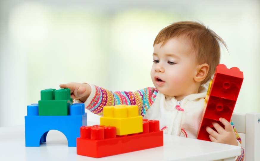 Chọn đồ chơi thích hợp cho trẻ 8 tháng tuổi