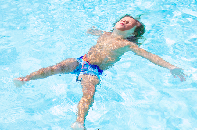 dạy kỹ năng sống cho trẻ mầm non: biết bơi 