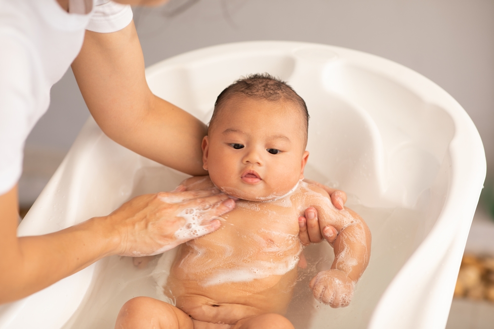 Trẻ bị sốt có nên tắm không? Cách tắm đúng cho bé