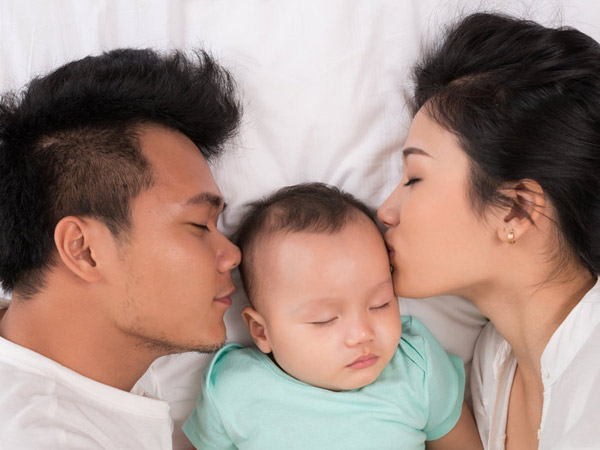 Cách để trẻ sơ sinh ngủ sâu giấc khi chung giường với bố mẹ