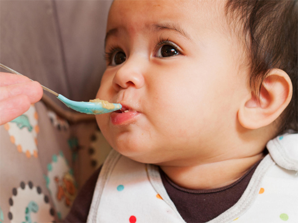 Cho bé ăn dặm: Bí quyết giúp trẻ thích ăn rau